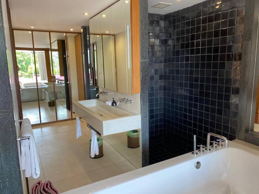 Beachfront 2 BR Luxury Condo Chava Surin Esterno foto