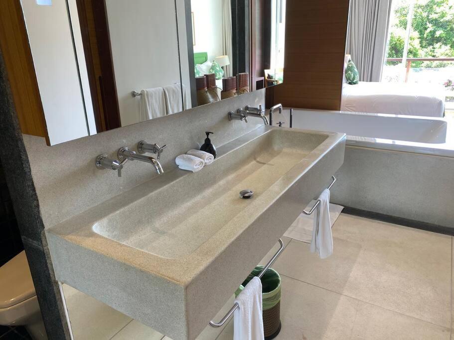 Beachfront 2 BR Luxury Condo Chava Surin Esterno foto